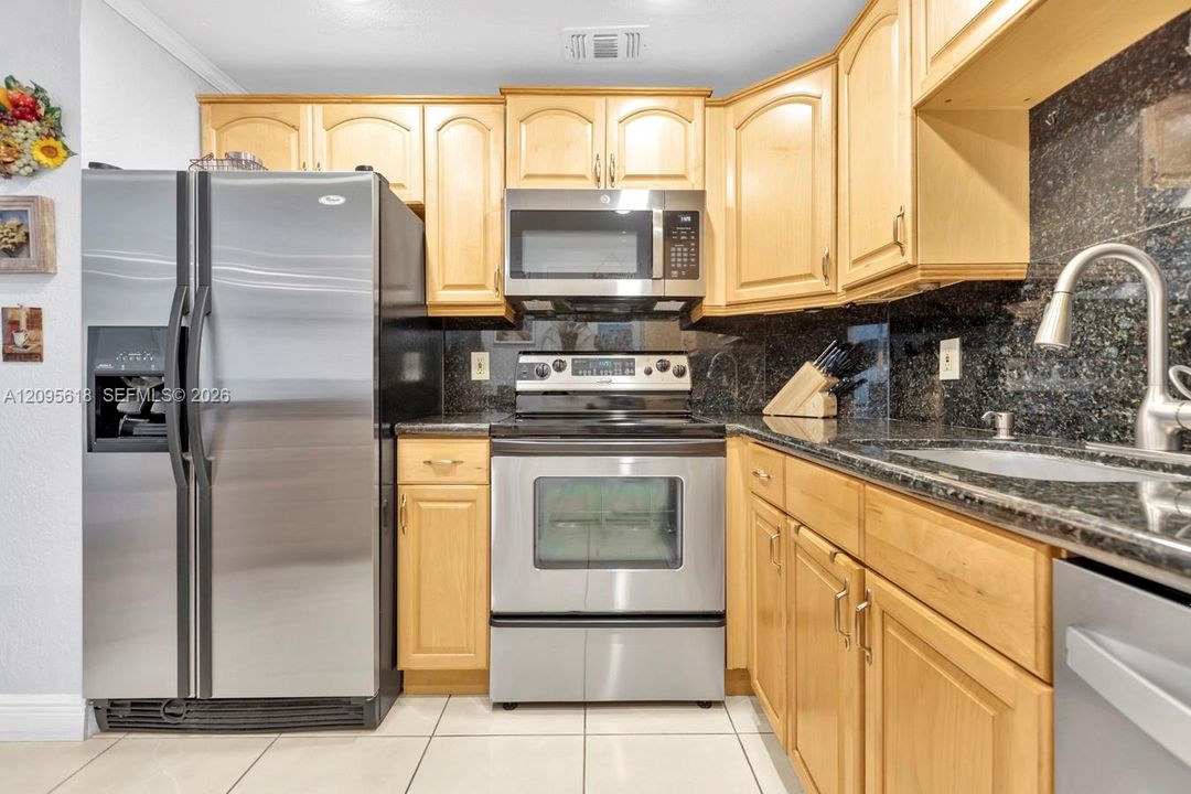 For Sale: $389,000 (2 beds, 2 baths, 1240 Square Feet)