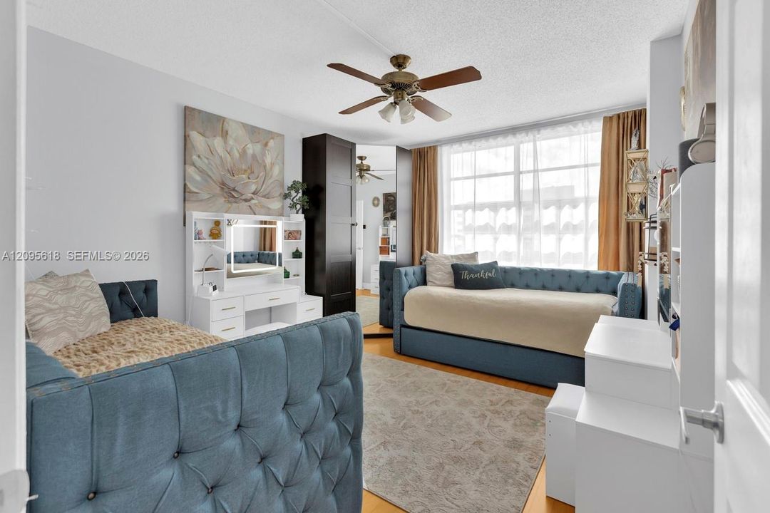 For Sale: $389,000 (2 beds, 2 baths, 1240 Square Feet)