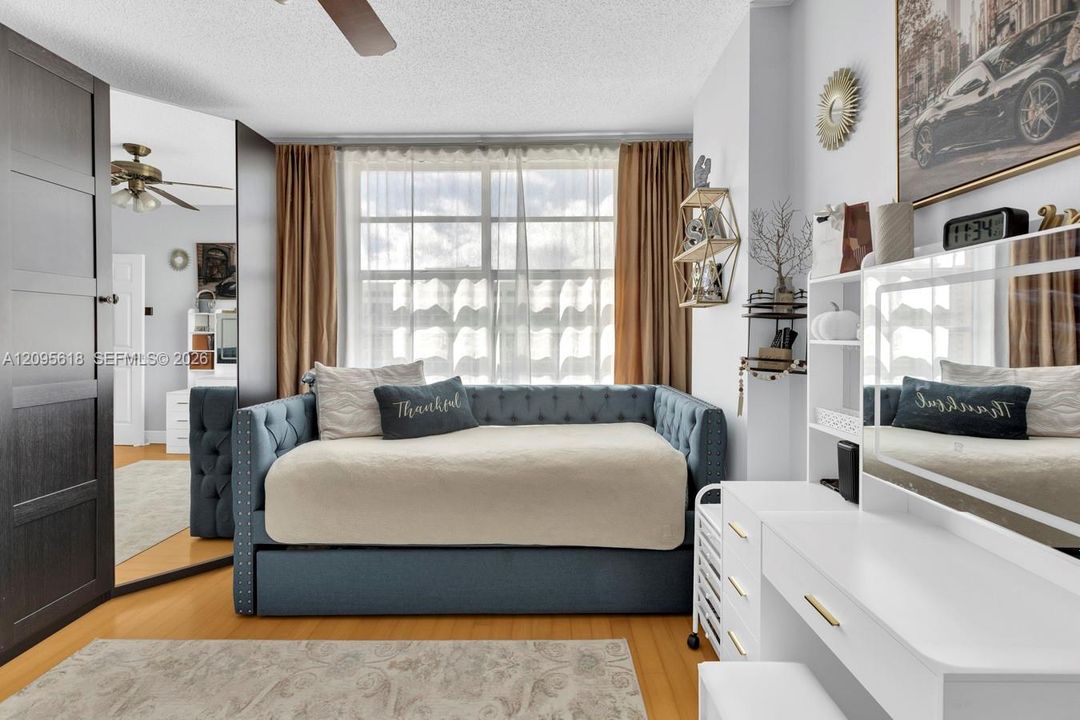 For Sale: $389,000 (2 beds, 2 baths, 1240 Square Feet)