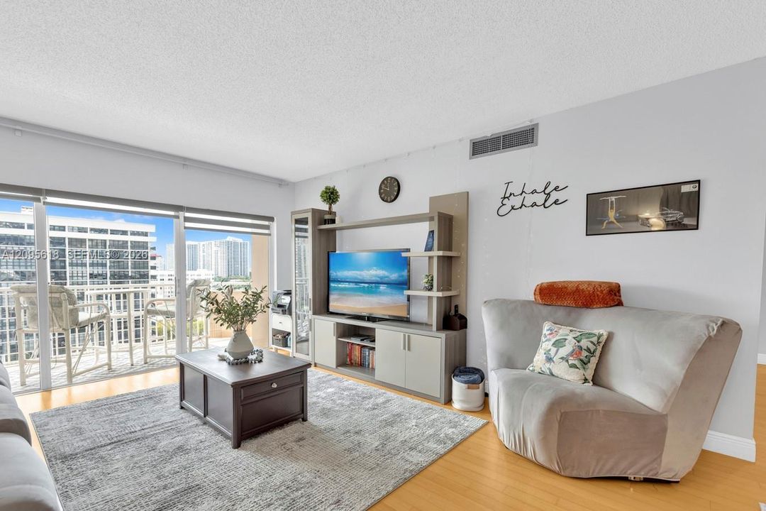 For Sale: $389,000 (2 beds, 2 baths, 1240 Square Feet)