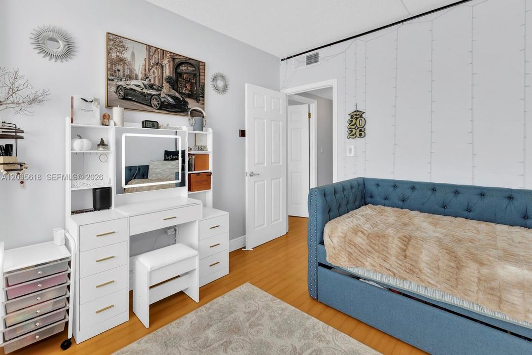 For Sale: $389,000 (2 beds, 2 baths, 1240 Square Feet)