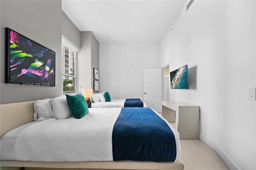 For Sale: $1,095,000 (2 beds, 2 baths, 1172 Square Feet)
