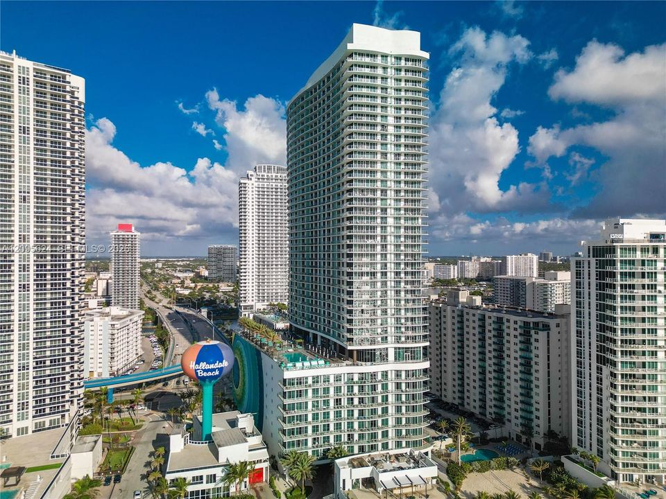 For Sale: $1,095,000 (2 beds, 2 baths, 1172 Square Feet)