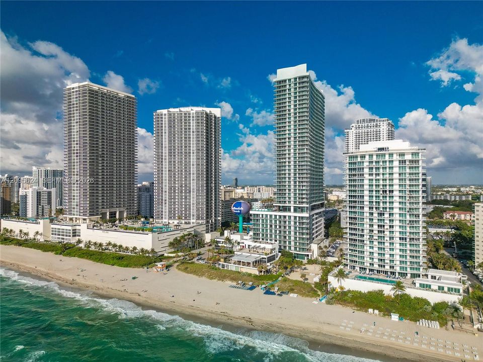 For Sale: $1,095,000 (2 beds, 2 baths, 1172 Square Feet)