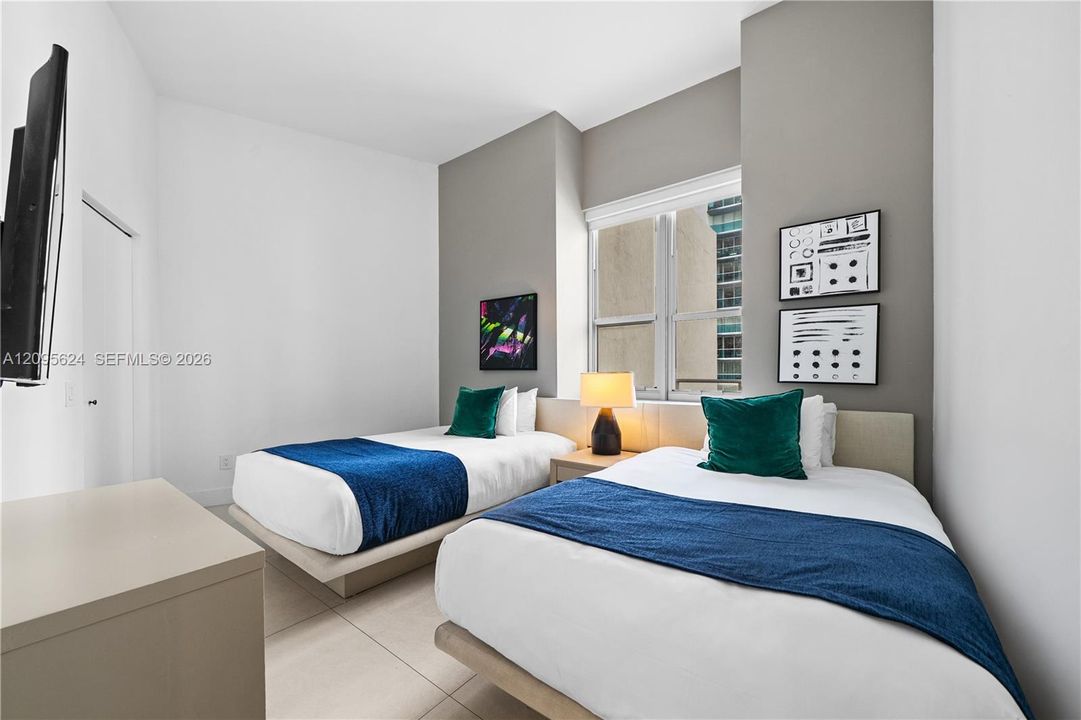 For Sale: $1,095,000 (2 beds, 2 baths, 1172 Square Feet)