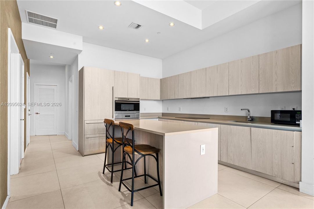 For Sale: $1,095,000 (2 beds, 2 baths, 1172 Square Feet)