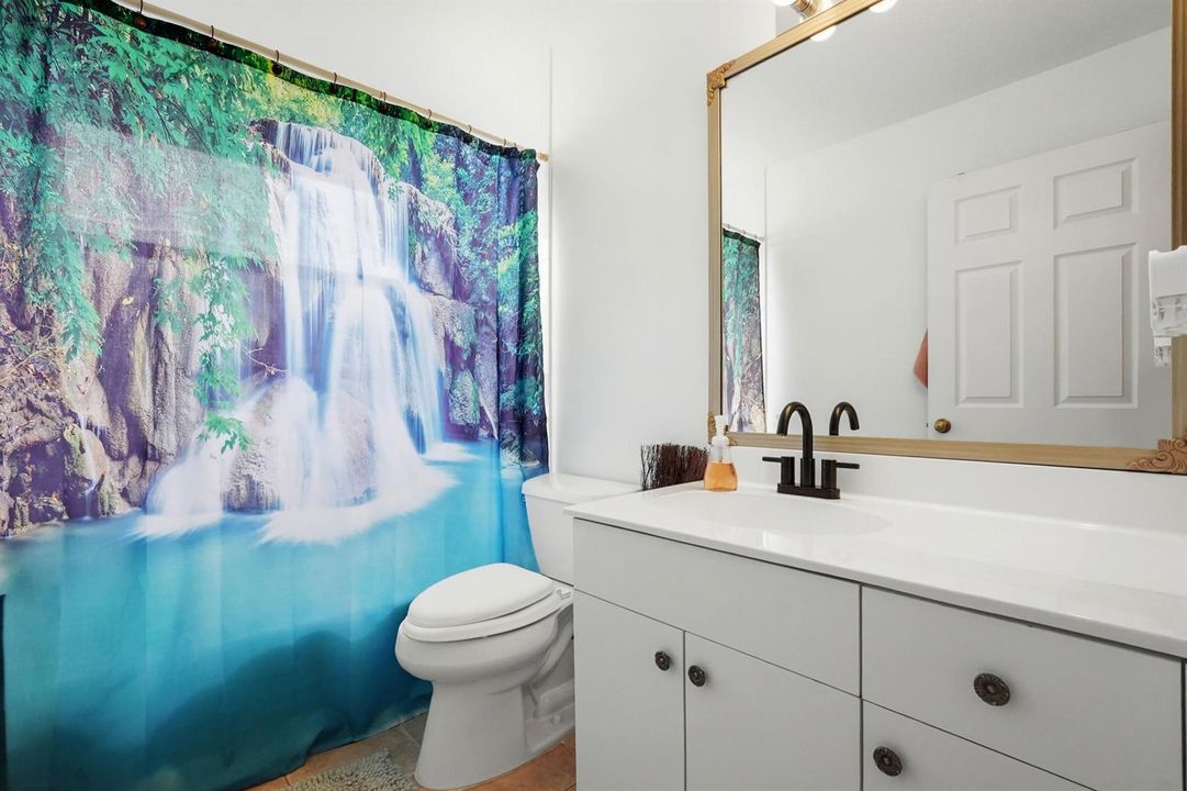 20 Bathroom 01