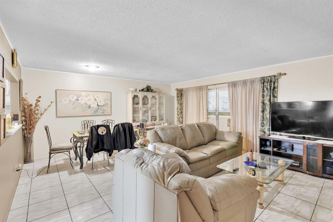 711 Lori Dr 204 Livingroom