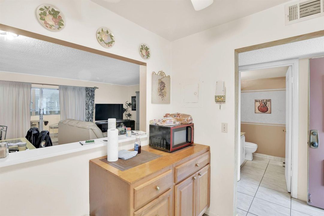 711 Lori Dr 204 Kitchen pic 3