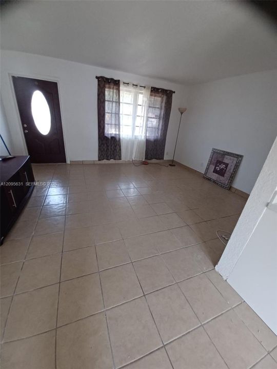 For Sale: $309,000 (2 beds, 1 baths, 775 Square Feet)