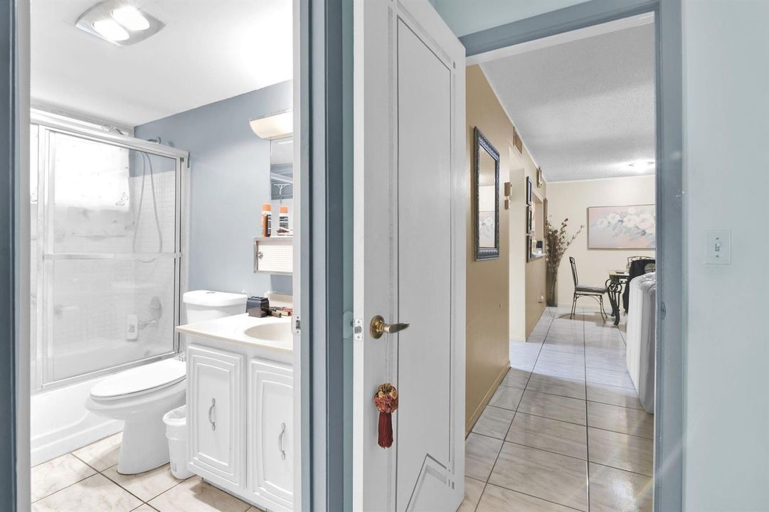 711 Lori Dr 204 bath room