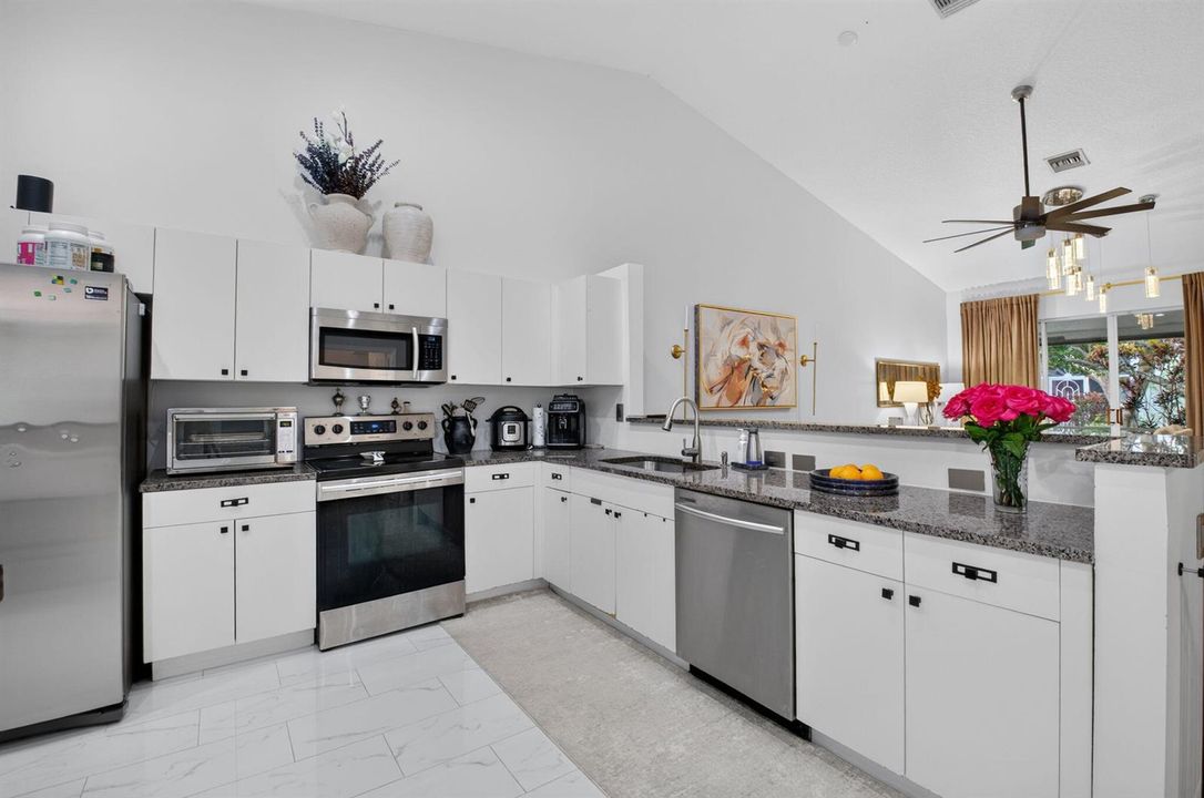 OPEN BRIGHT KITCHEN WITH EAT-IN COUNTER