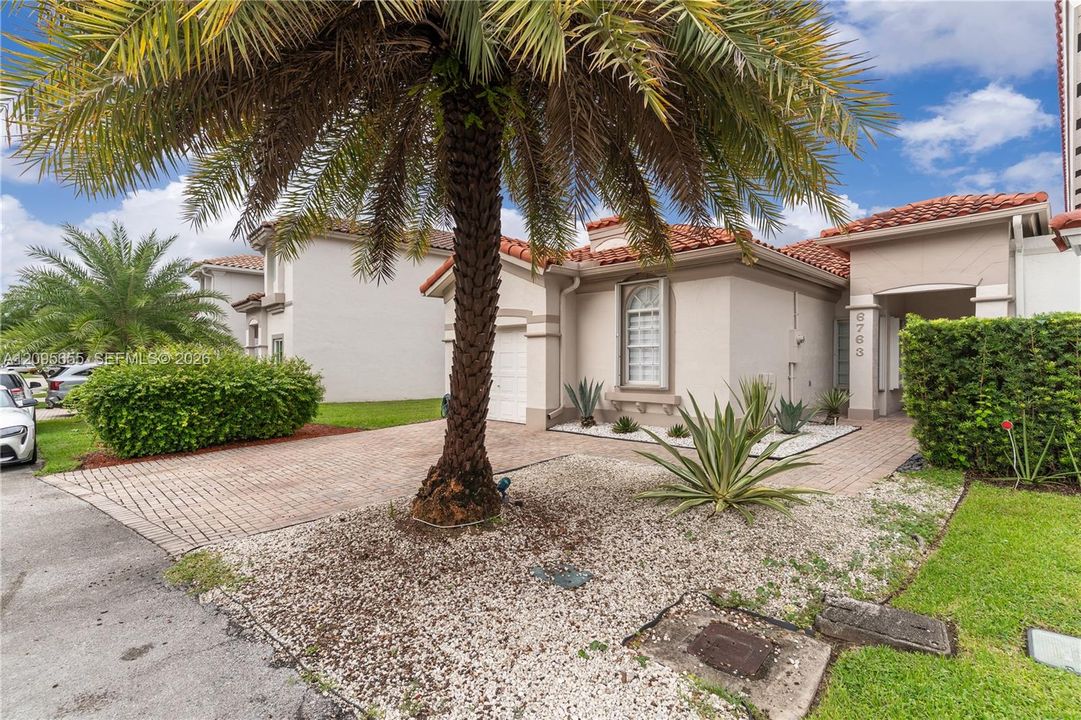 For Rent: $4,500 (2 beds, 2 baths, 1136 Square Feet)