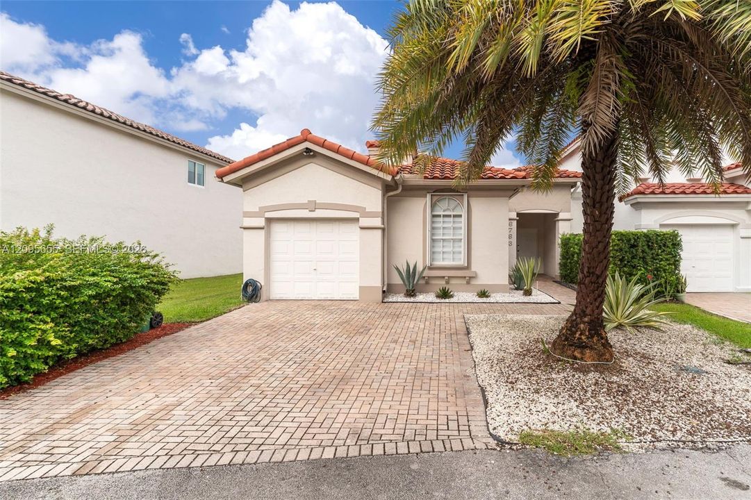 For Rent: $4,500 (2 beds, 2 baths, 1136 Square Feet)
