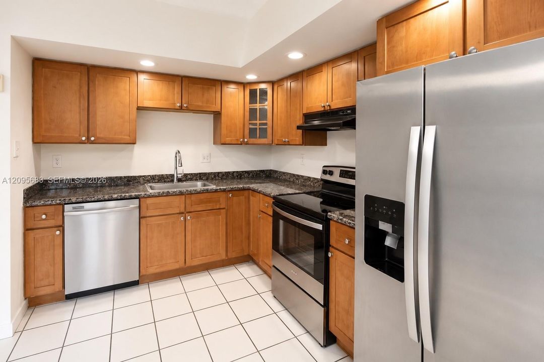 For Rent: $2,400 (3 beds, 2 baths, 1040 Square Feet)