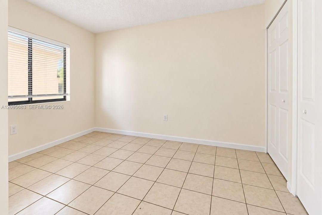 For Rent: $2,400 (3 beds, 2 baths, 1040 Square Feet)