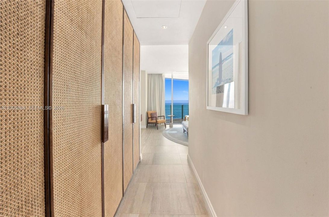 На продажу: $3,499,000 (2 спален, 2 ванн, 2069 Квадратных фут)