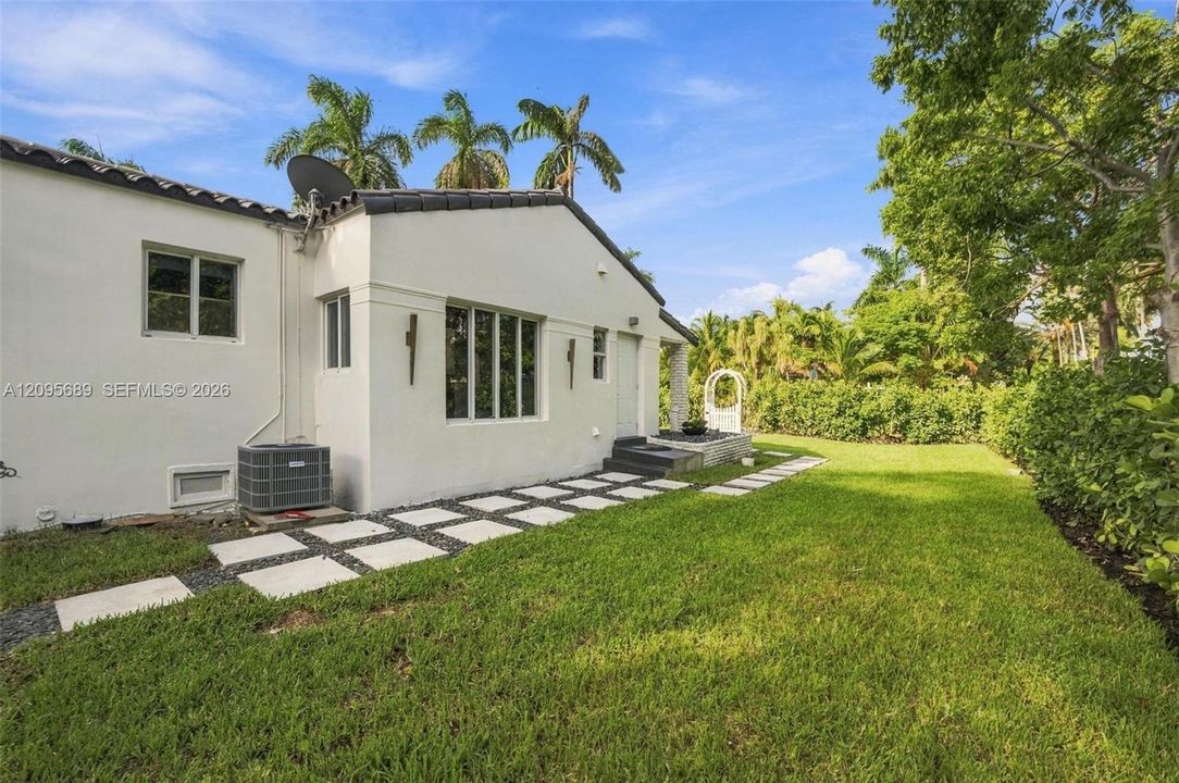 For Rent: $8,700 (3 beds, 2 baths, 1911 Square Feet)