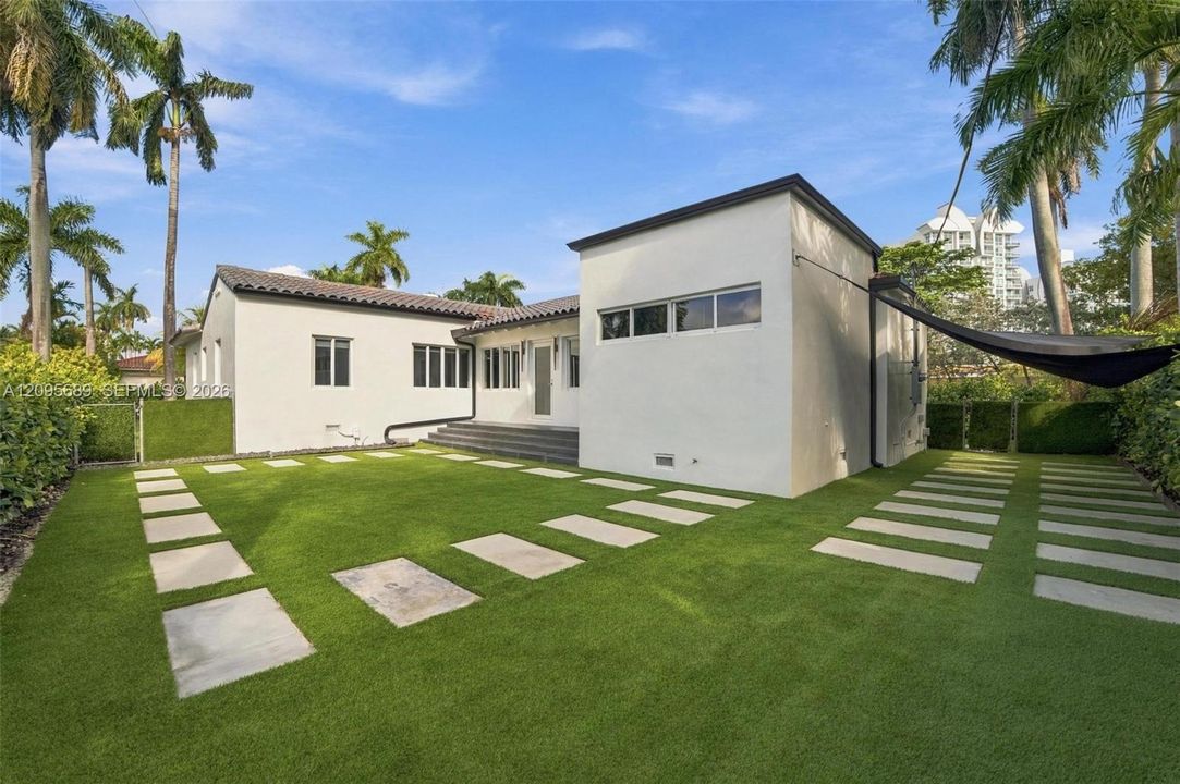 For Rent: $8,700 (3 beds, 2 baths, 1911 Square Feet)