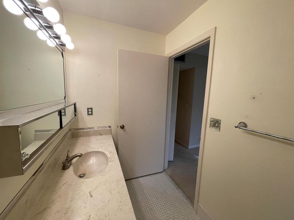 16d Primary Bath - Facing Entry