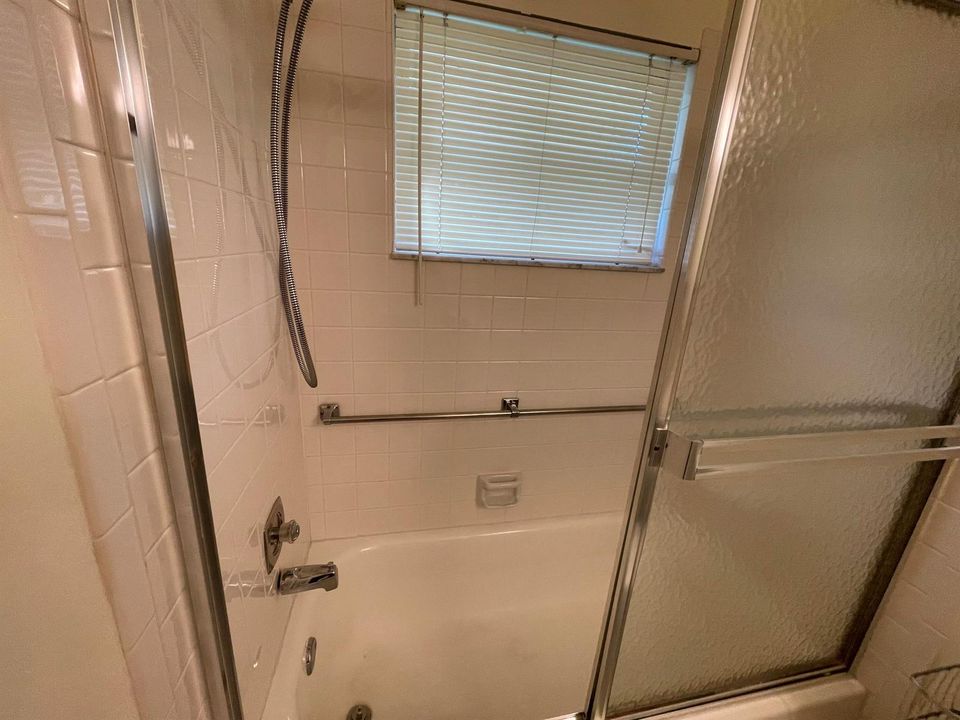 16c Primary Bathtub - Safety Bar