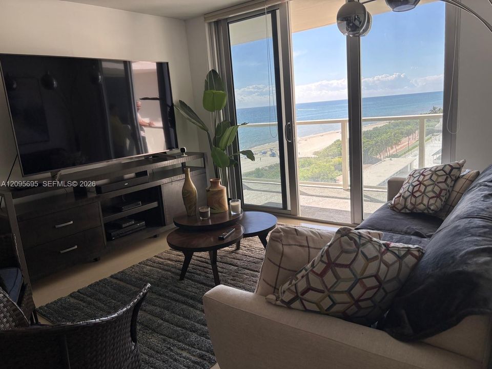 For Sale: $735,000 (2 beds, 2 baths, 1031 Square Feet)