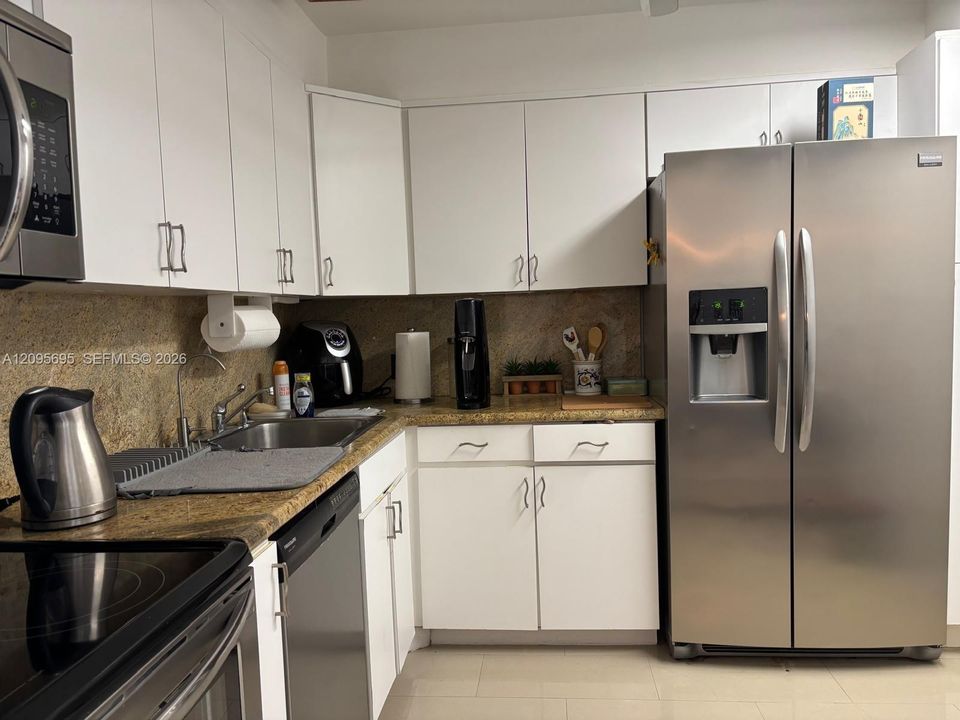 For Sale: $735,000 (2 beds, 2 baths, 1031 Square Feet)