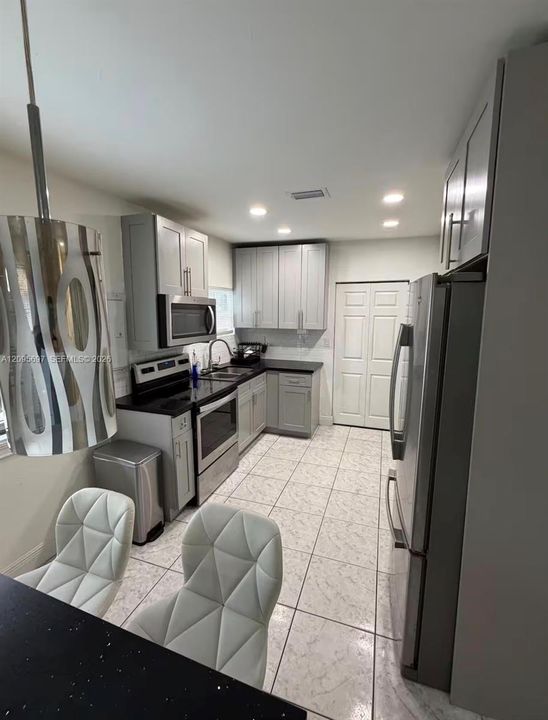 En Venta: $699,000 (4 camas, 2 baños, 1515 Pies cuadrados)