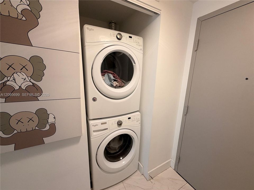 washer & dryer in unit