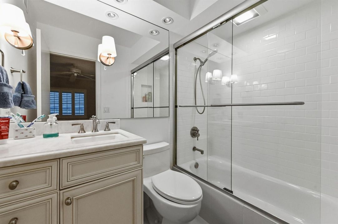 18 Bathroom 02