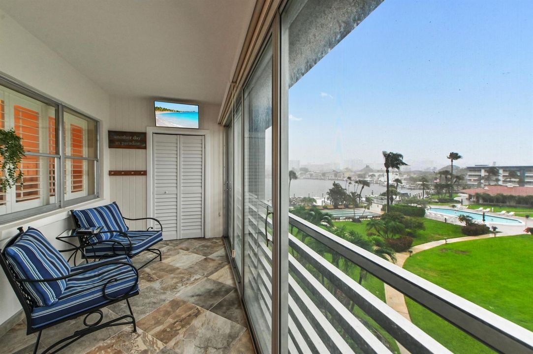 23 Balcony 05