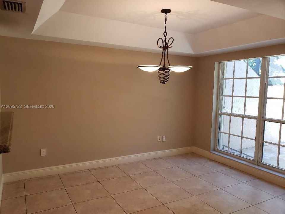 En Venta: $685,000 (3 camas, 2 baños, 2070 Pies cuadrados)
