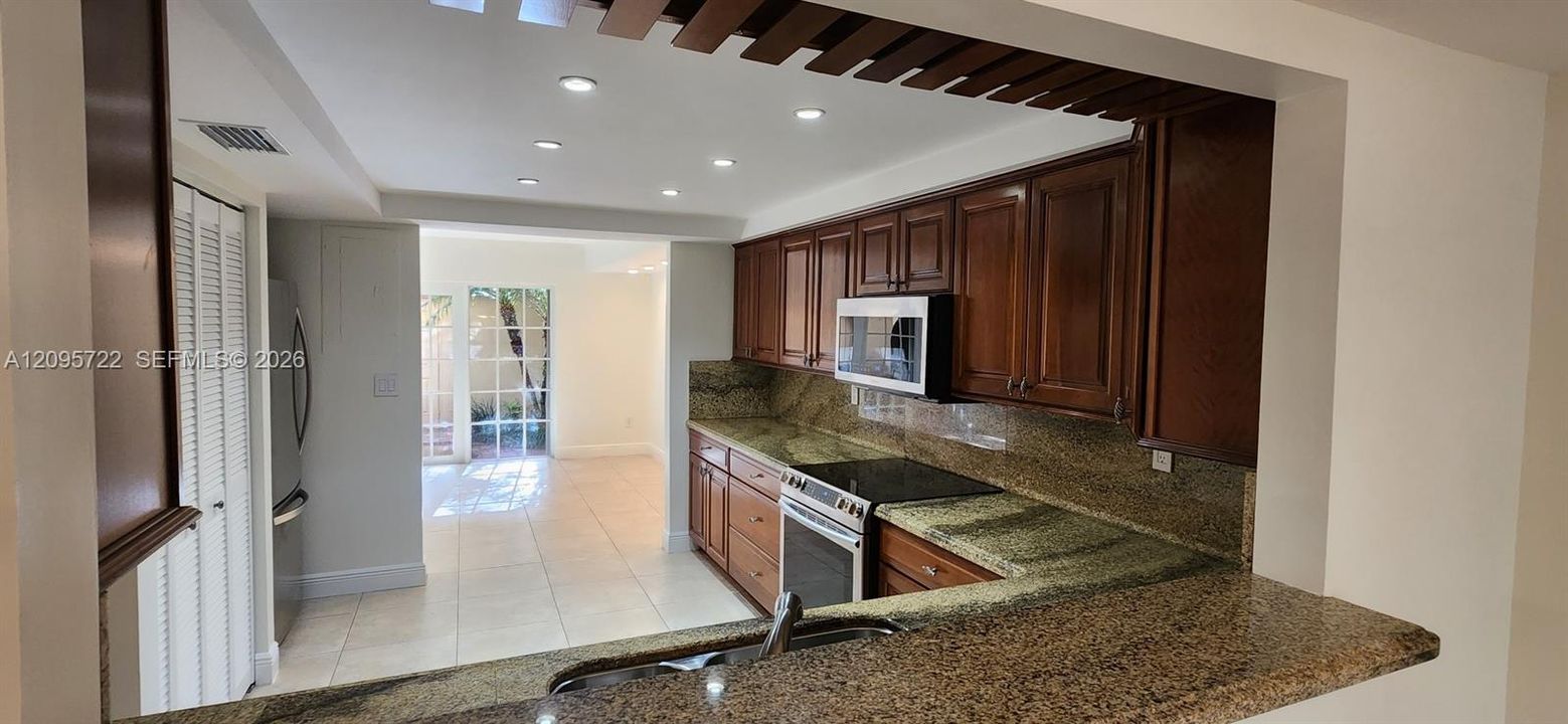 En Venta: $685,000 (3 camas, 2 baños, 2070 Pies cuadrados)