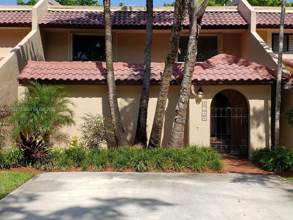 En Venta: $685,000 (3 camas, 2 baños, 2070 Pies cuadrados)