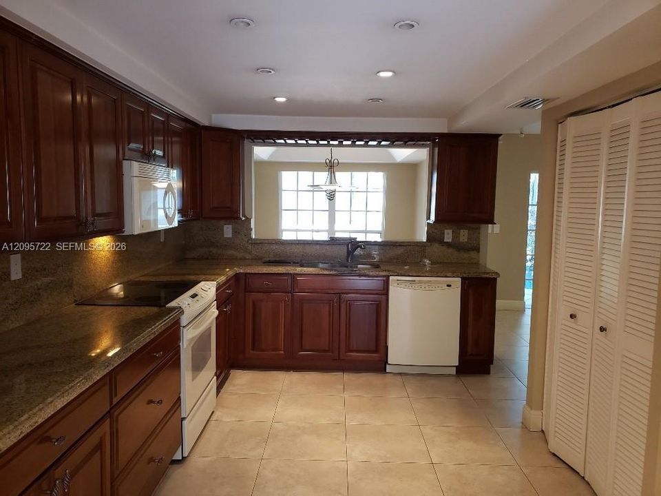 En Venta: $685,000 (3 camas, 2 baños, 2070 Pies cuadrados)