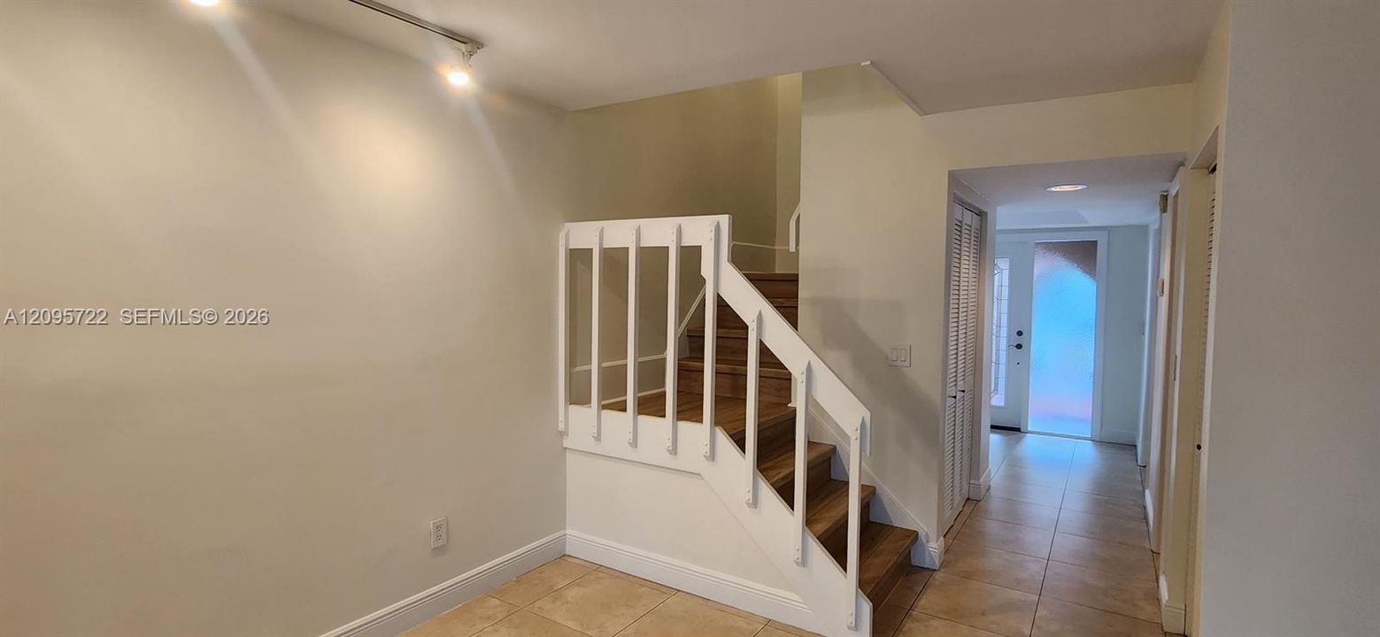En Venta: $685,000 (3 camas, 2 baños, 2070 Pies cuadrados)