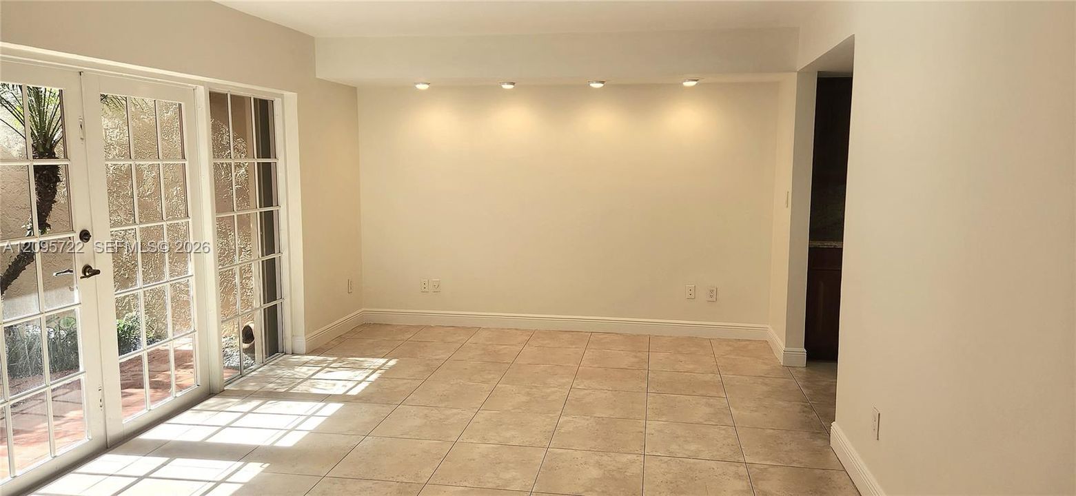 En Venta: $685,000 (3 camas, 2 baños, 2070 Pies cuadrados)
