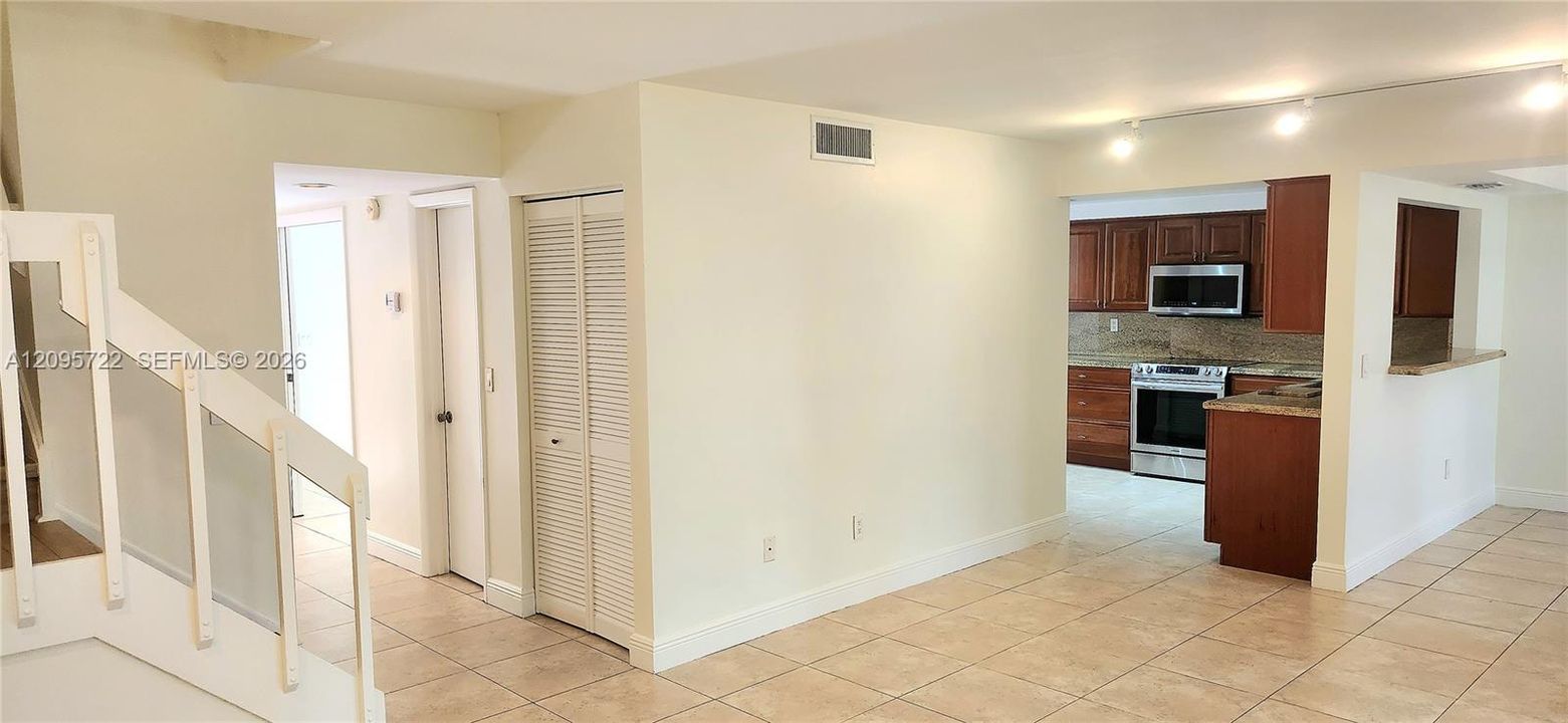 En Venta: $685,000 (3 camas, 2 baños, 2070 Pies cuadrados)
