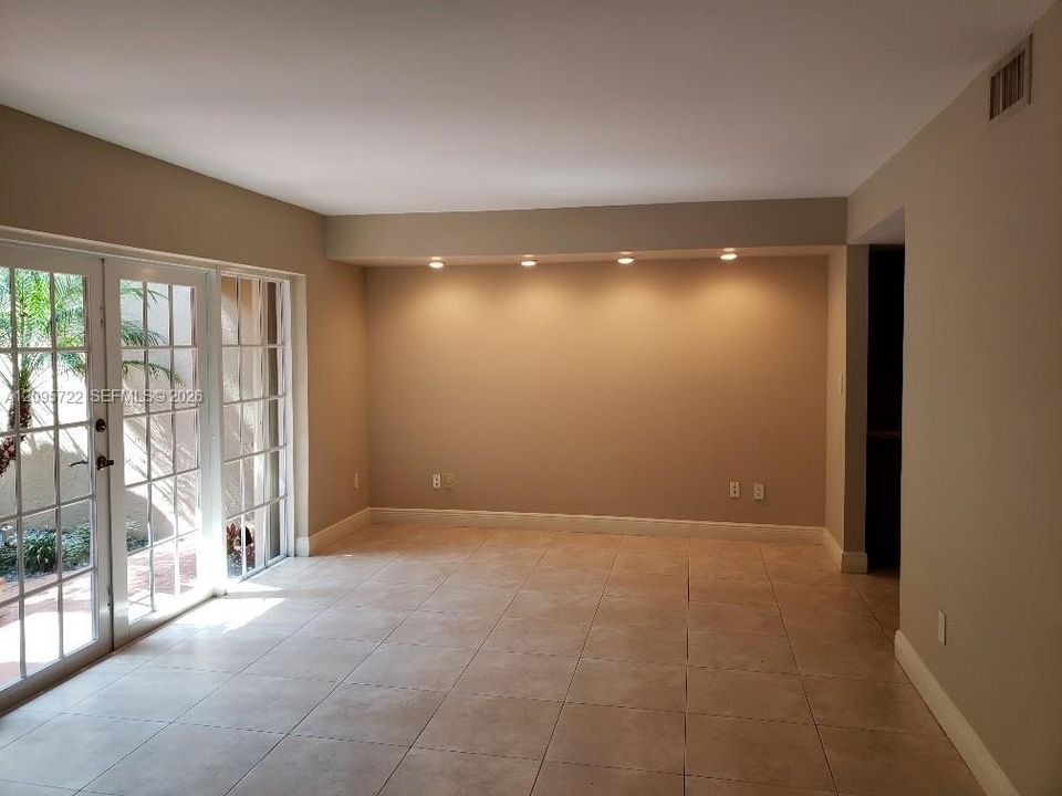 En Venta: $685,000 (3 camas, 2 baños, 2070 Pies cuadrados)