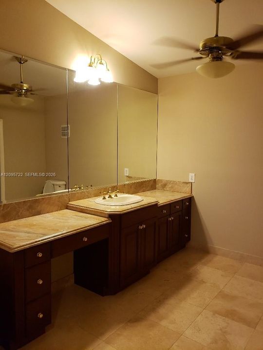 En Venta: $685,000 (3 camas, 2 baños, 2070 Pies cuadrados)