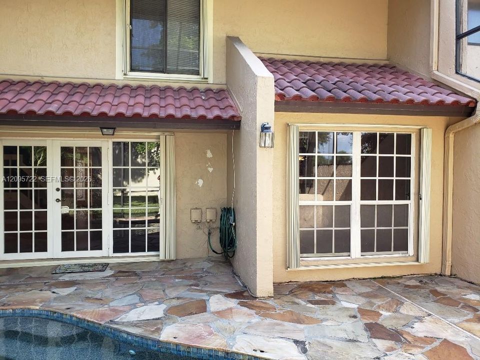 En Venta: $685,000 (3 camas, 2 baños, 2070 Pies cuadrados)