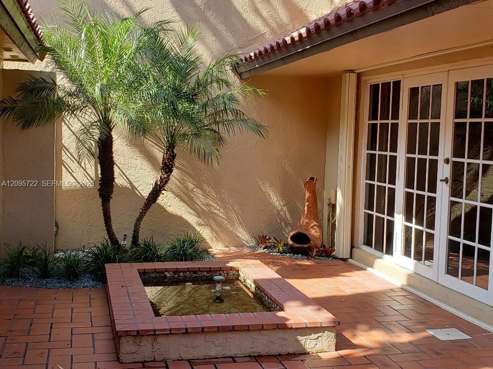 En Venta: $685,000 (3 camas, 2 baños, 2070 Pies cuadrados)