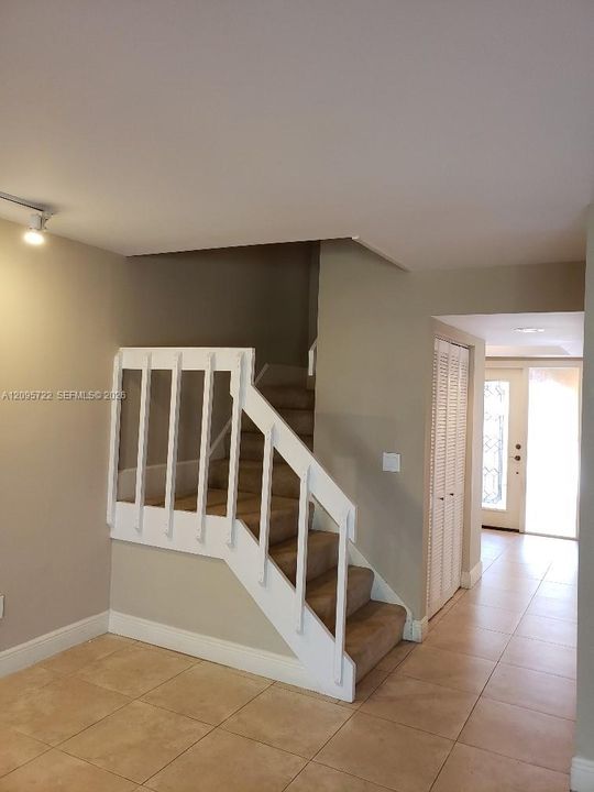 En Venta: $685,000 (3 camas, 2 baños, 2070 Pies cuadrados)