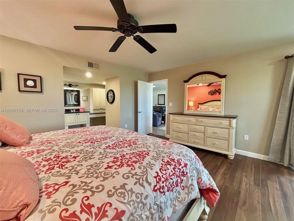 For Sale: $199,900 (2 beds, 2 baths, 1260 Square Feet)