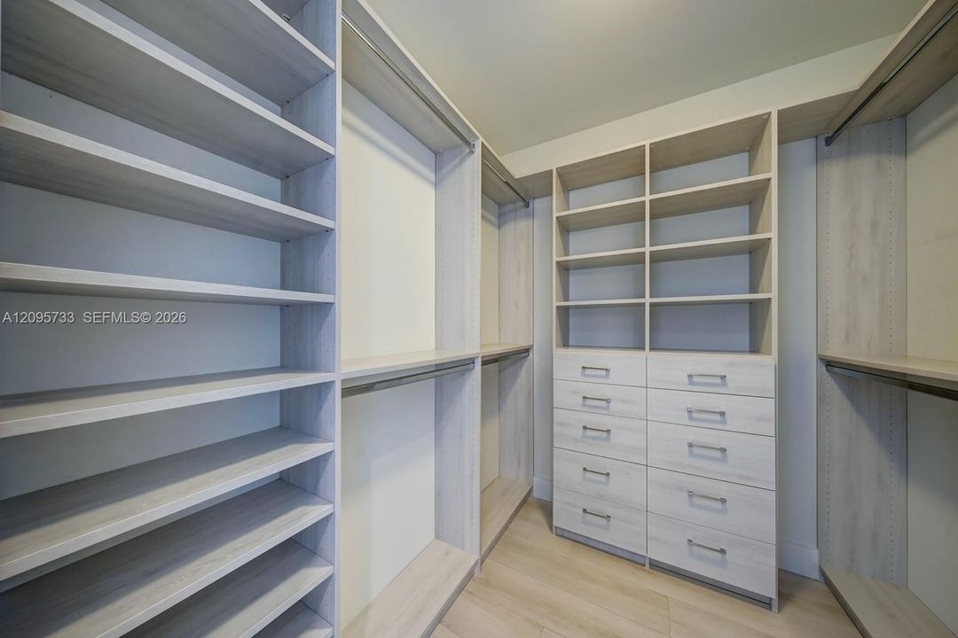 For Rent: $26,000 (1 beds, 2 baths, 1576 Square Feet)