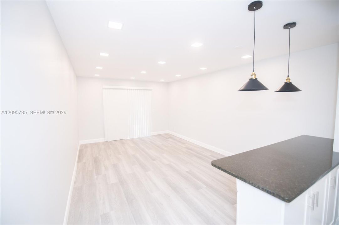 For Rent: $1,850 (1 beds, 1 baths, 687 Square Feet)