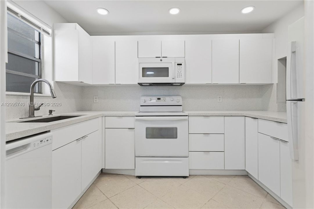 For Sale: $219,000 (2 beds, 2 baths, 960 Square Feet)