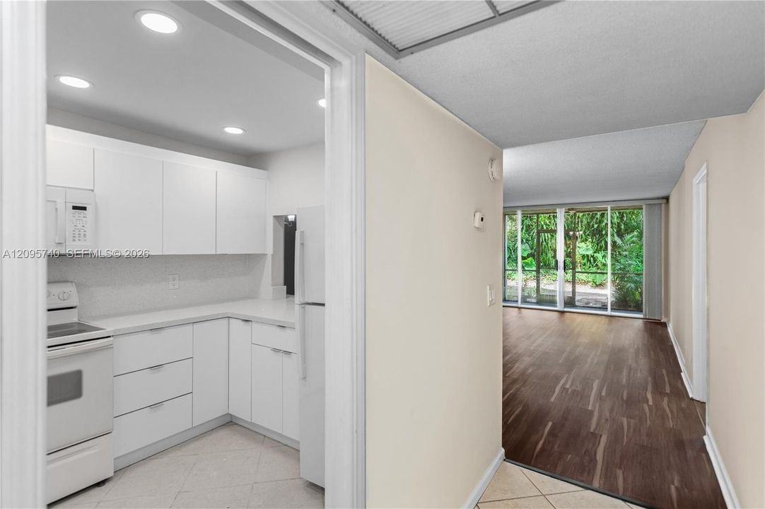For Sale: $219,000 (2 beds, 2 baths, 960 Square Feet)