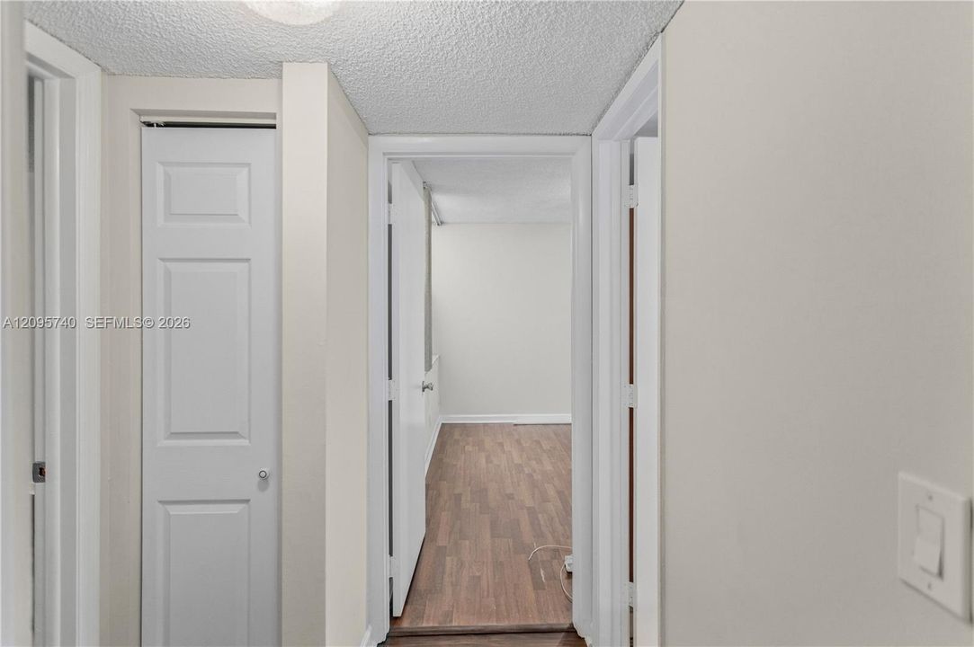 For Sale: $219,000 (2 beds, 2 baths, 960 Square Feet)