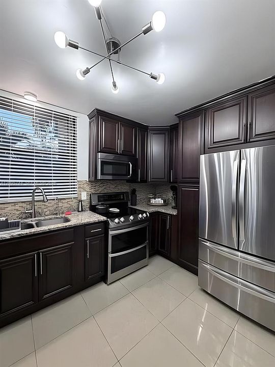 En Venta: $290,000 (3 camas, 2 baños, 1330 Pies cuadrados)